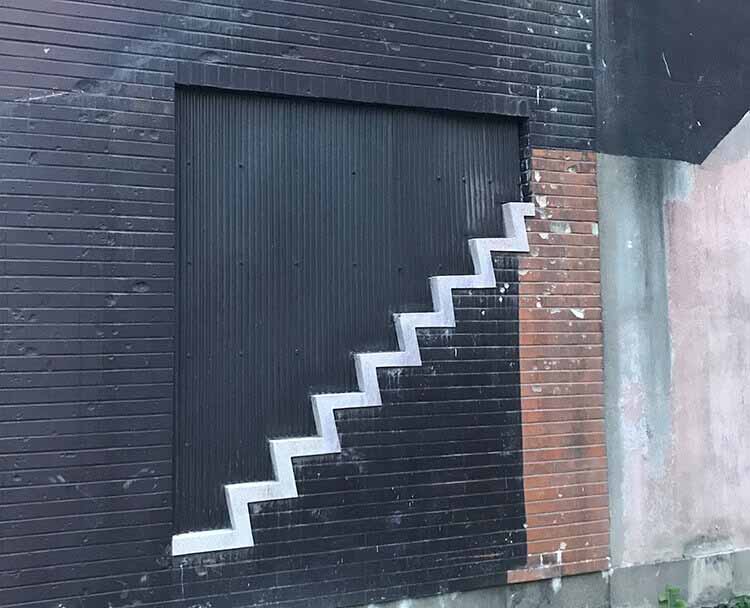 壁に階段