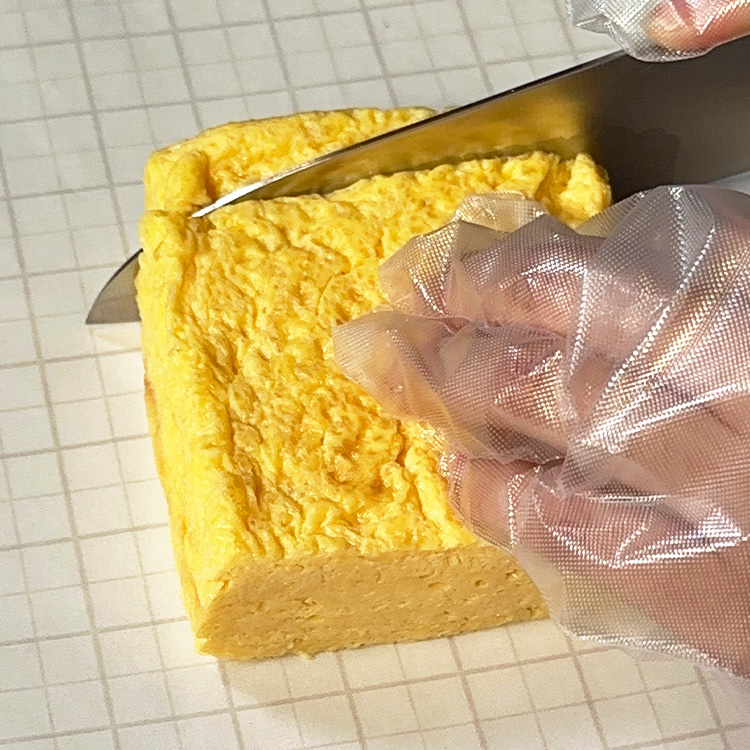 材料カットしてるシーン